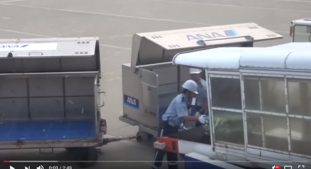 พนักงานสนามบินยกกระเป๋าสุดนิ่มนวล (วีดีโอ)